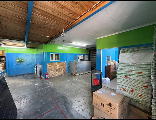 1,300M² WAREHOUSE TO LET IN FERNDALE